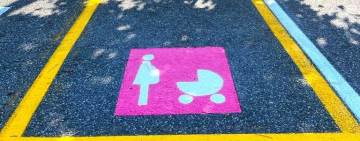 Stalli rosa: istituiti 11 parcheggi dedicati alle donne in gravidanza e ai genitori con bimbi piccoli